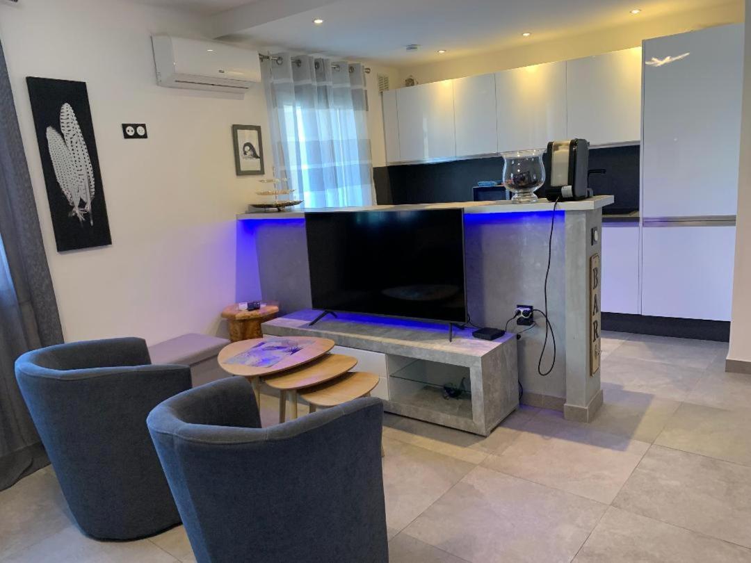 Grand Studio Tres Agreable Avec Bar, Cuisine Et Terrasse Καν-συρ-Μερ Εξωτερικό φωτογραφία
